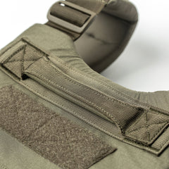 Close-up of the Training Weight Vest 2.0’s durable olive-green handle and shoulder strap, designed for use with ruck plates or as a weighted vest during intense workouts.