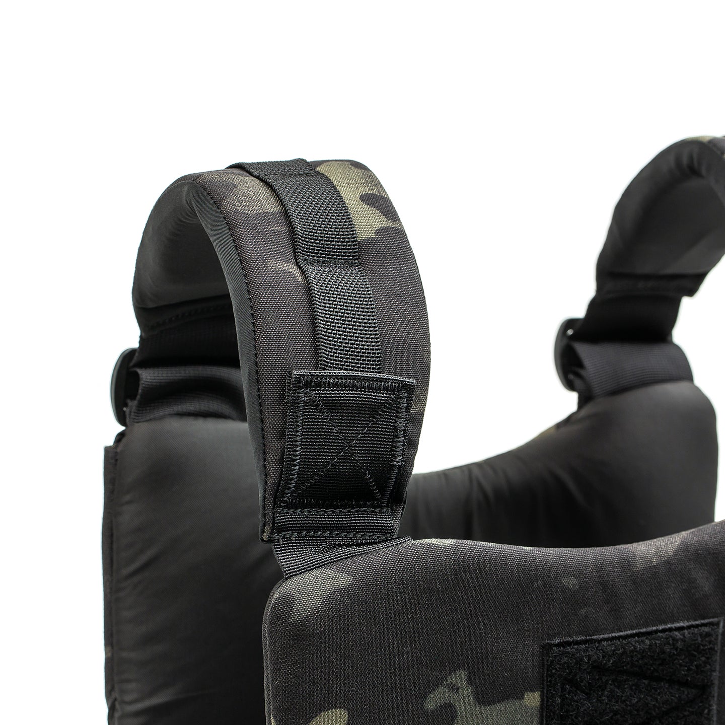 Close-up of the Training Weight Vest 2.0’s black camouflage shoulder strap, featuring reinforced stitching to securely hold ruck plates.